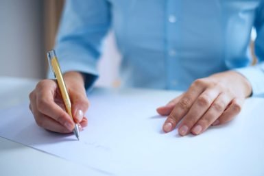 Welche Anlagen und Zeugnisse gehören in die Bewerbung?