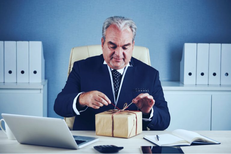 Muss ich meinen Kollegen etwas schenken?