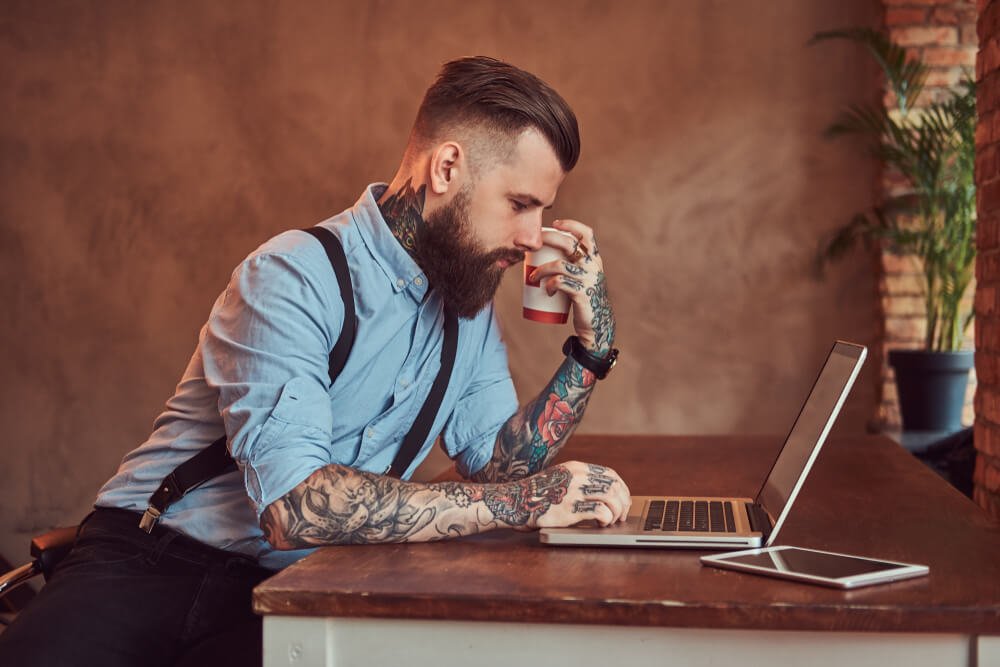 Kann ich mit Tattoos und Piercings zum Vorstellungsgespräch gehen?